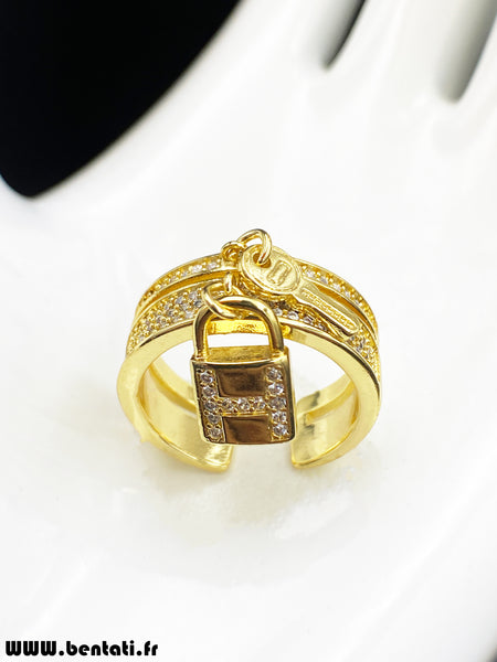 Ring with crystal stones with lock