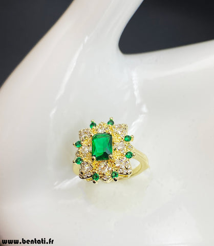 Women's flower pattern ring with emerald and brilliant jewels