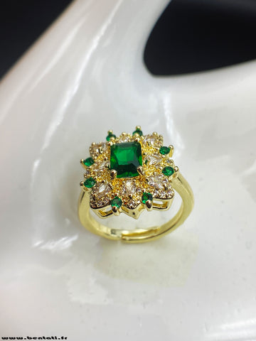 Women's flower pattern ring with emerald and brilliant jewels