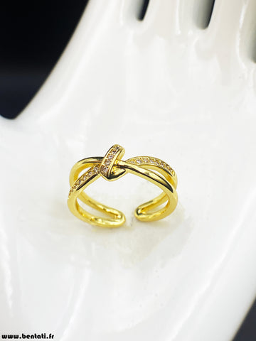 Elegant ring with crystal stones