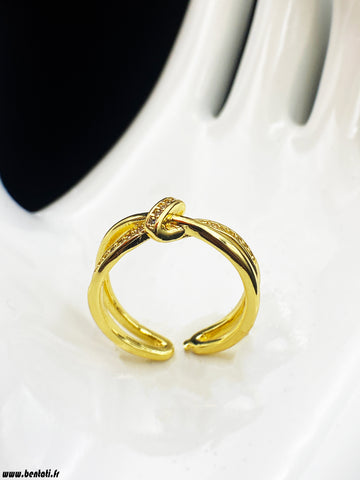 Elegant ring with crystal stones